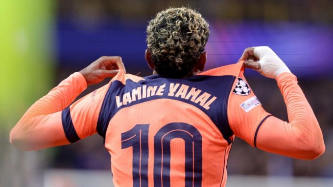 Lamine Yamal enseñando su camiseta ante el Brujas