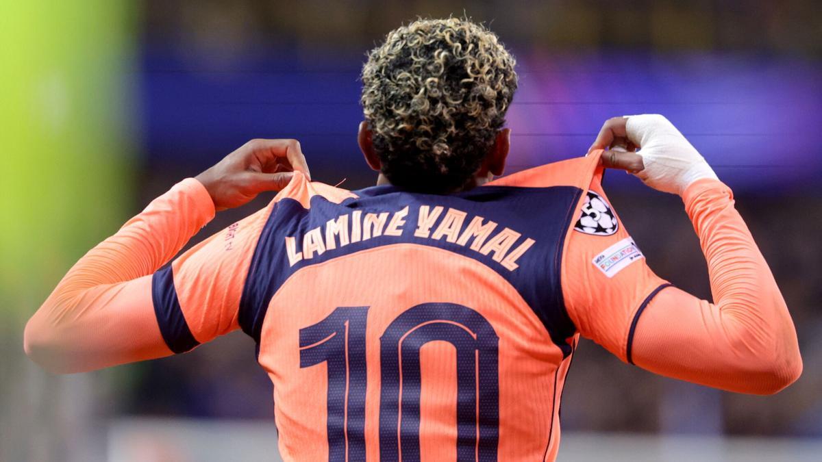 Lamine Yamal enseñando su camiseta ante el Brujas