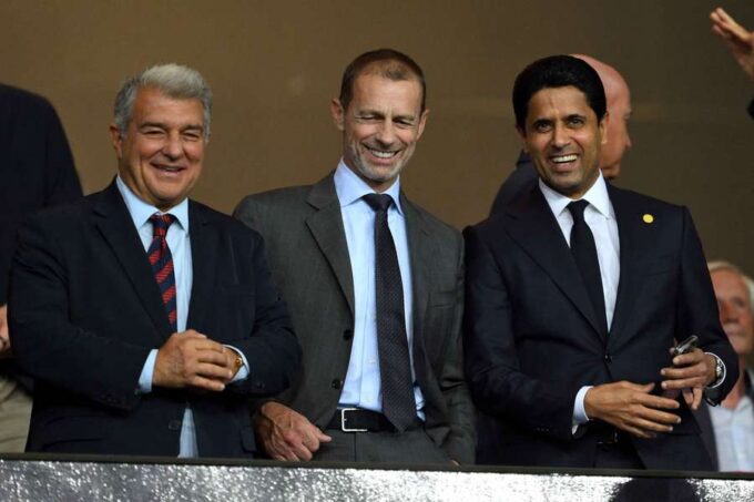 Joan Laporta, Nasser Al Khelaifi y Aleksander Ceferin juntos en el palco