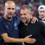 Pep Guardiola, entrenador del Manchester City, con Hansi Flick, entrenador del Barça