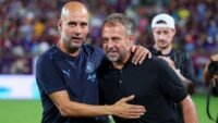 Pep Guardiola, entrenador del Manchester City, con Hansi Flick, entrenador del Barça