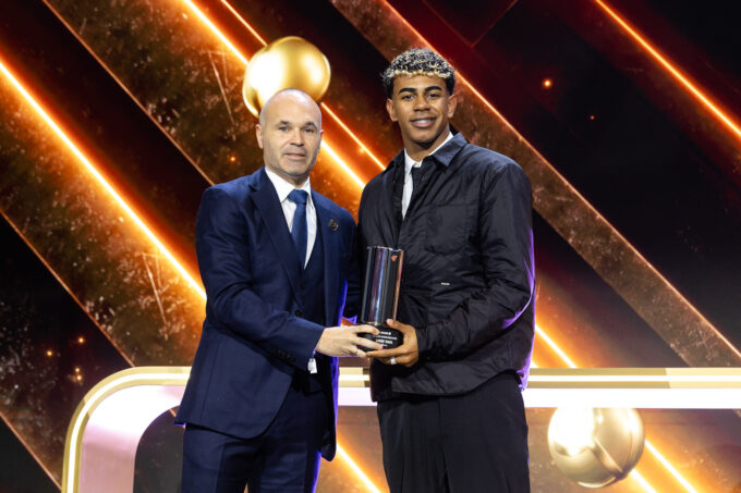 Lamine Yamal y Andrés Iniesta