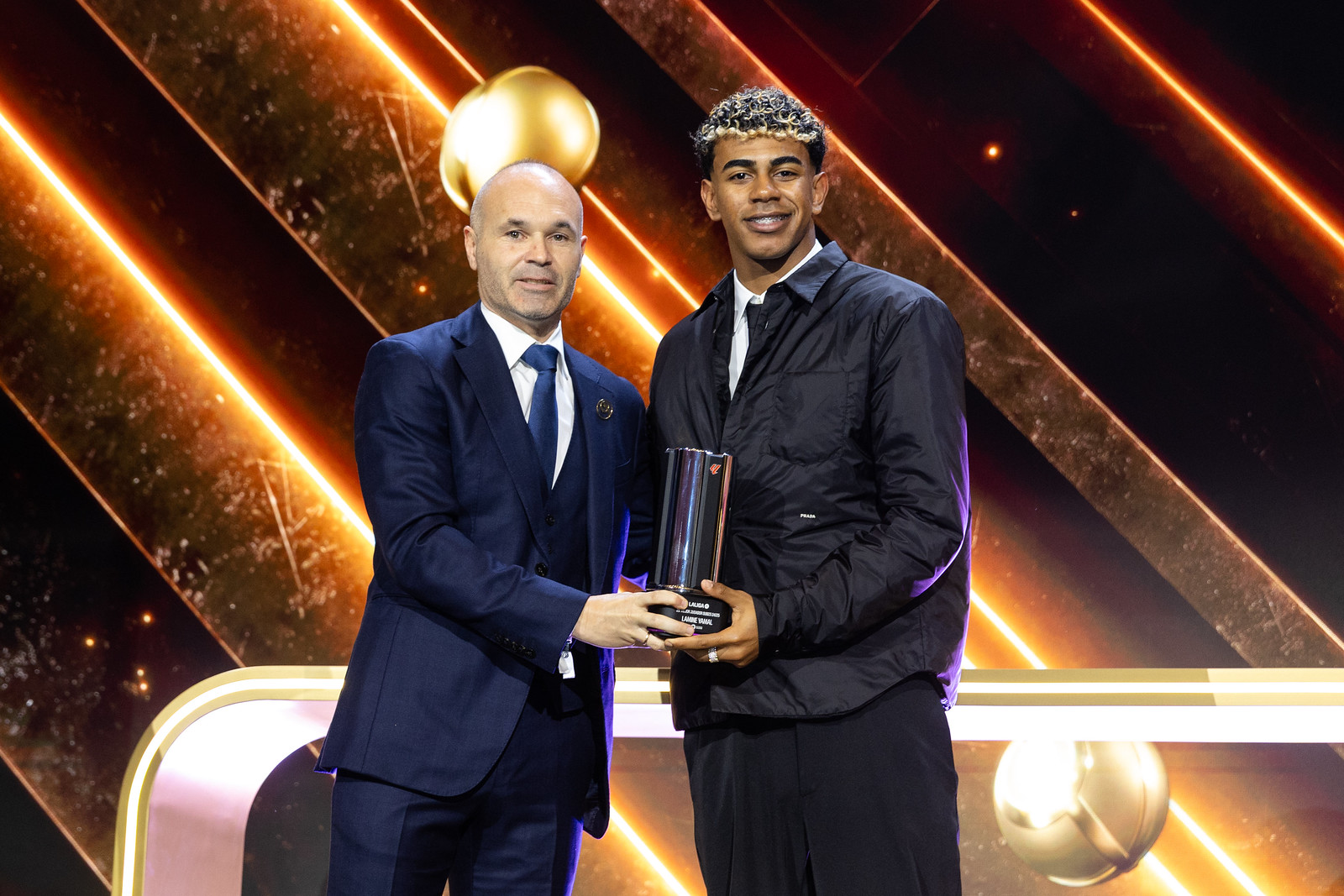 Lamine Yamal y Andrés Iniesta