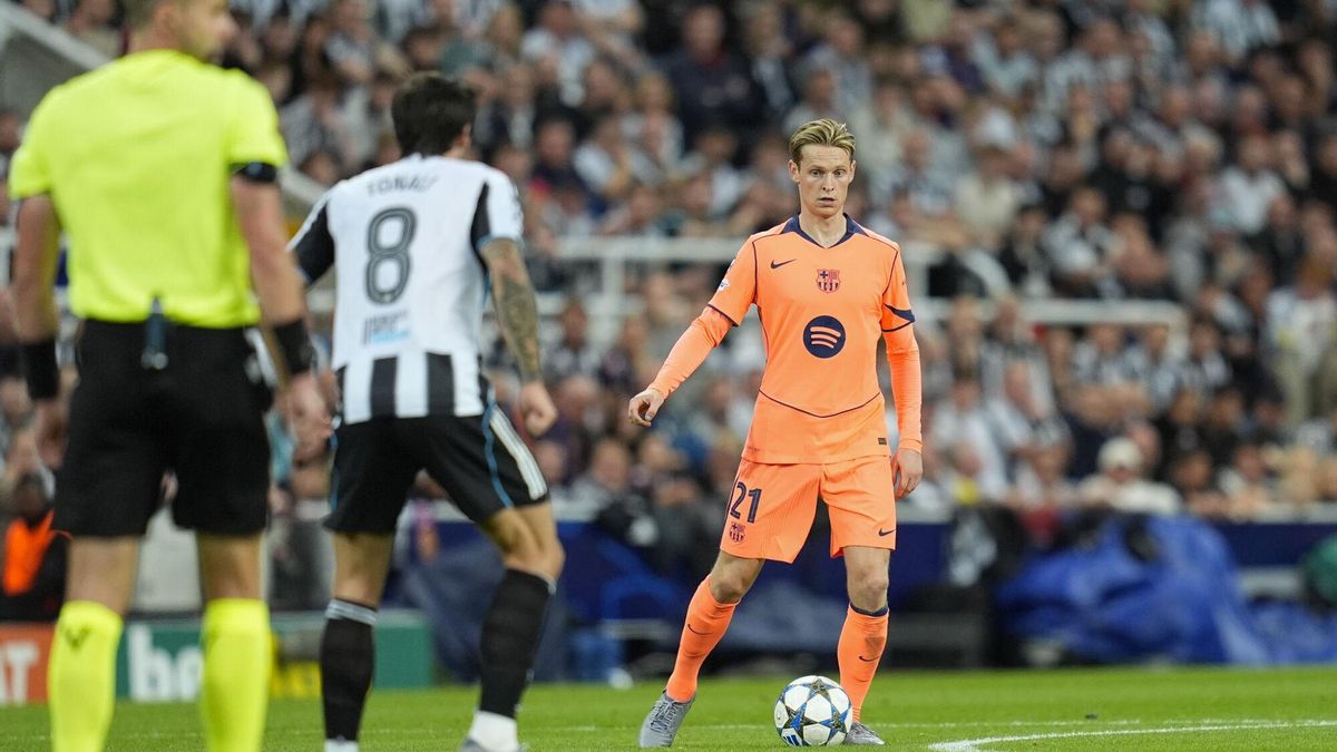 Frenkie De Jong jugando con el Barça en Champions ante el Newcastle