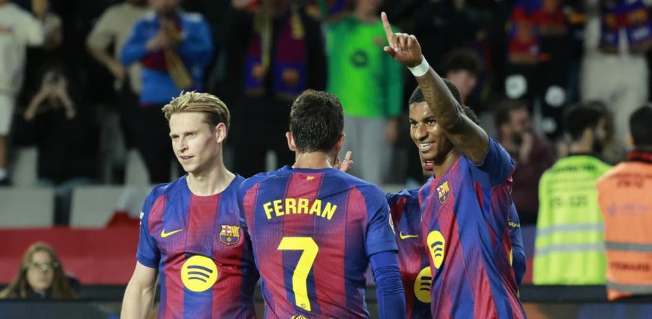Rashford celebrando el gol con el equipo.