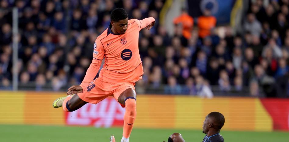 Marcus Rashford encarando en el Brujas-Barça