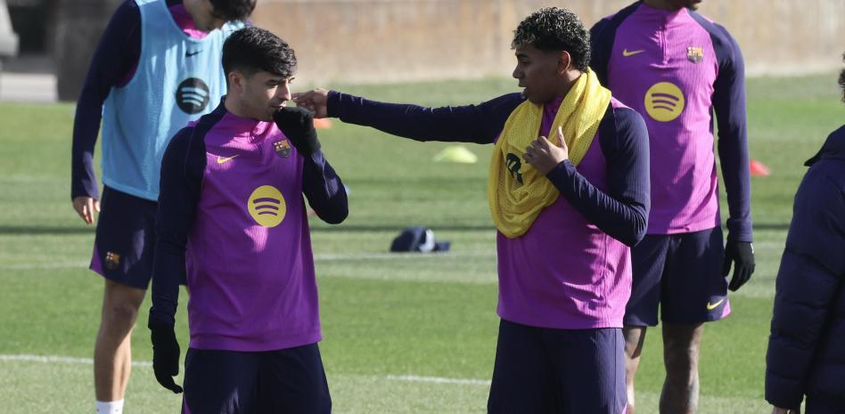 Pedri y Lamine Yamal ejercitándose en el entrenamiento de esta mañana