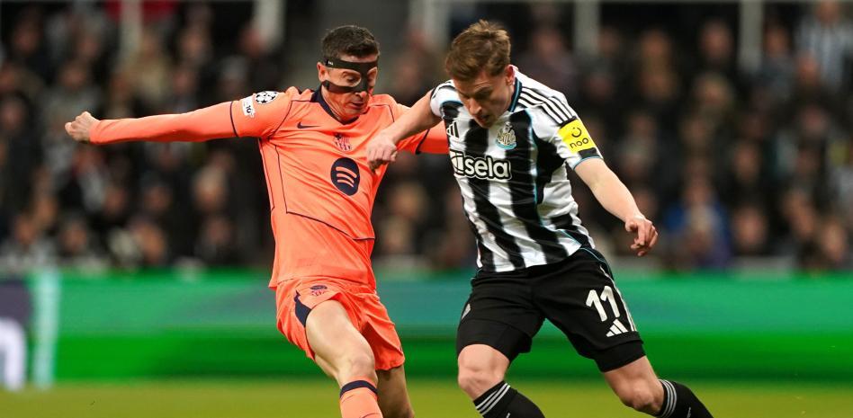 Lewandowski presionando en el Newcastle-Barça