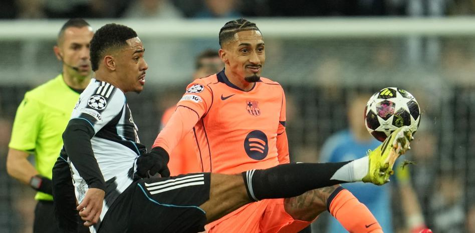 Raphinha defendiendo ante el Newcastle