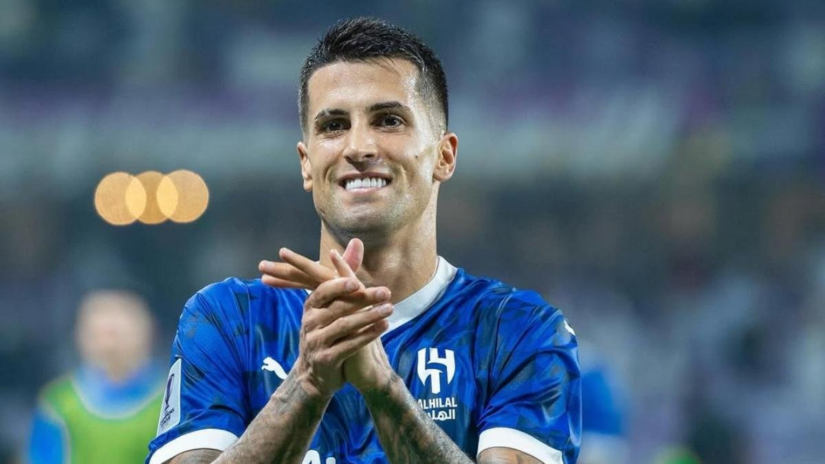 Joao Cancelo jugando con el Al-Hilal en Arabia Saudí