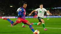 Koundé jugando ante el Racing de Santander