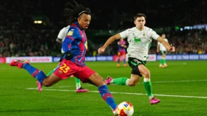 Koundé jugando ante el Racing de Santander