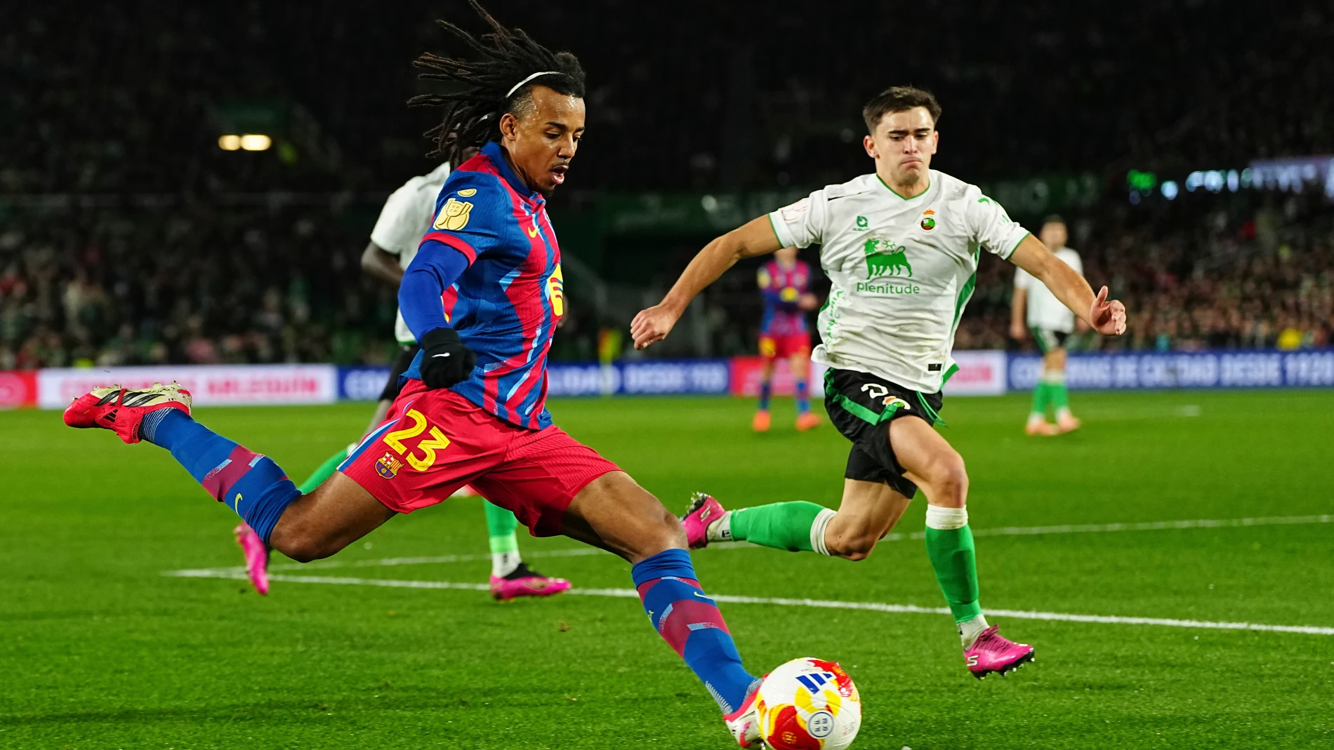 Koundé jugando ante el Racing de Santander