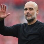 Pep Guardiola saludando a la afición del Manchester City