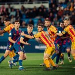 El Barça Atlètic y el Sant Andreu, disputando una acción a balón parado. Foto: Soc Blaugrana7 @grocafoto