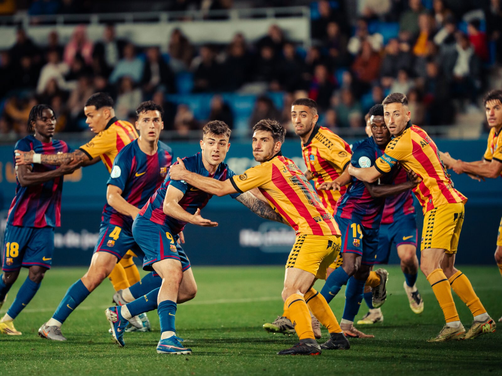 El Barça Atlètic y el Sant Andreu, disputando una acción a balón parado. Foto: Soc Blaugrana7 @grocafoto