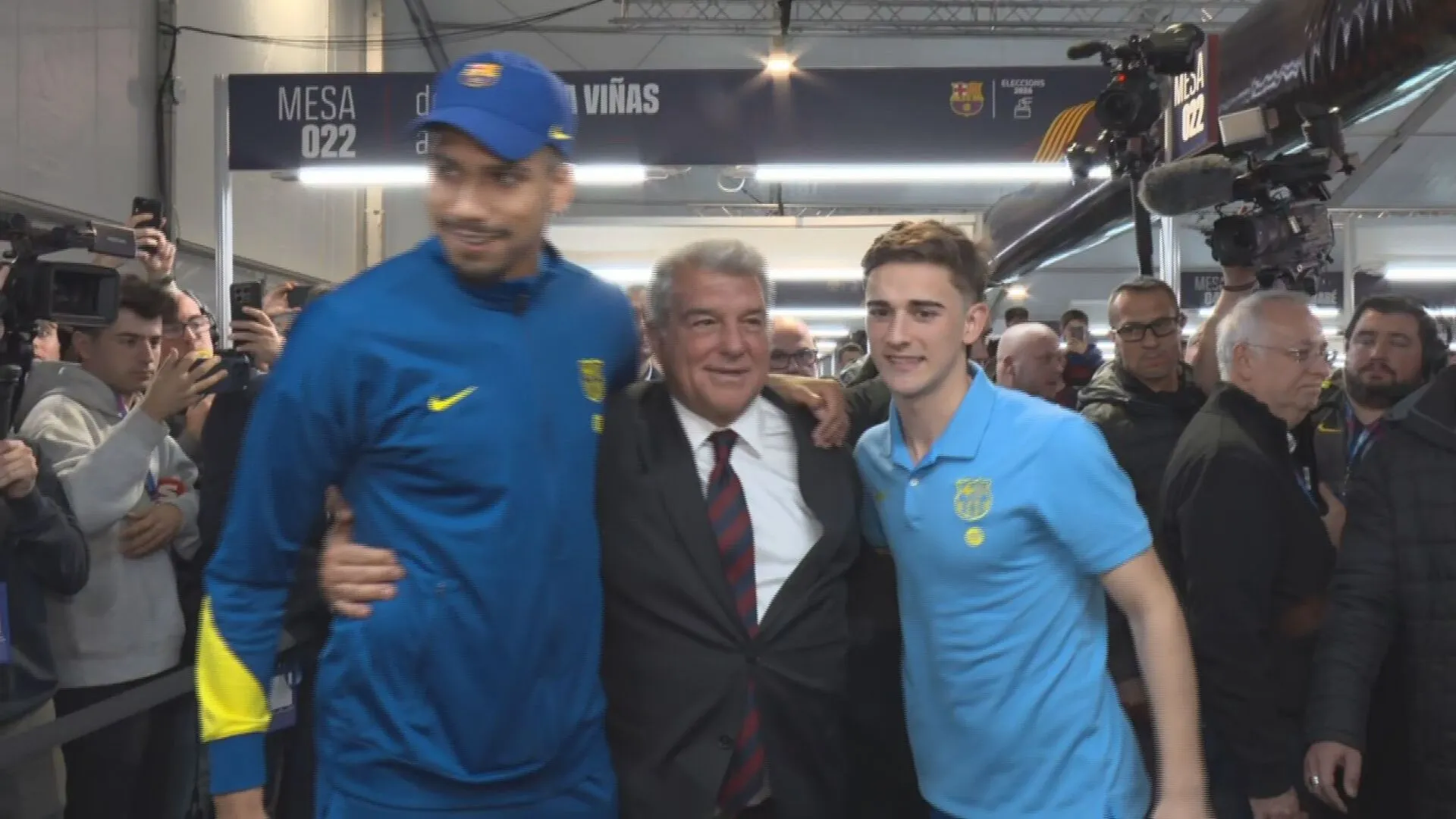 Araújo, Gavi y Laporta.