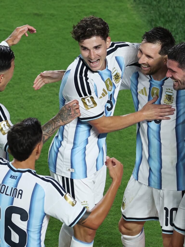 Messi con Julián Álvarez
