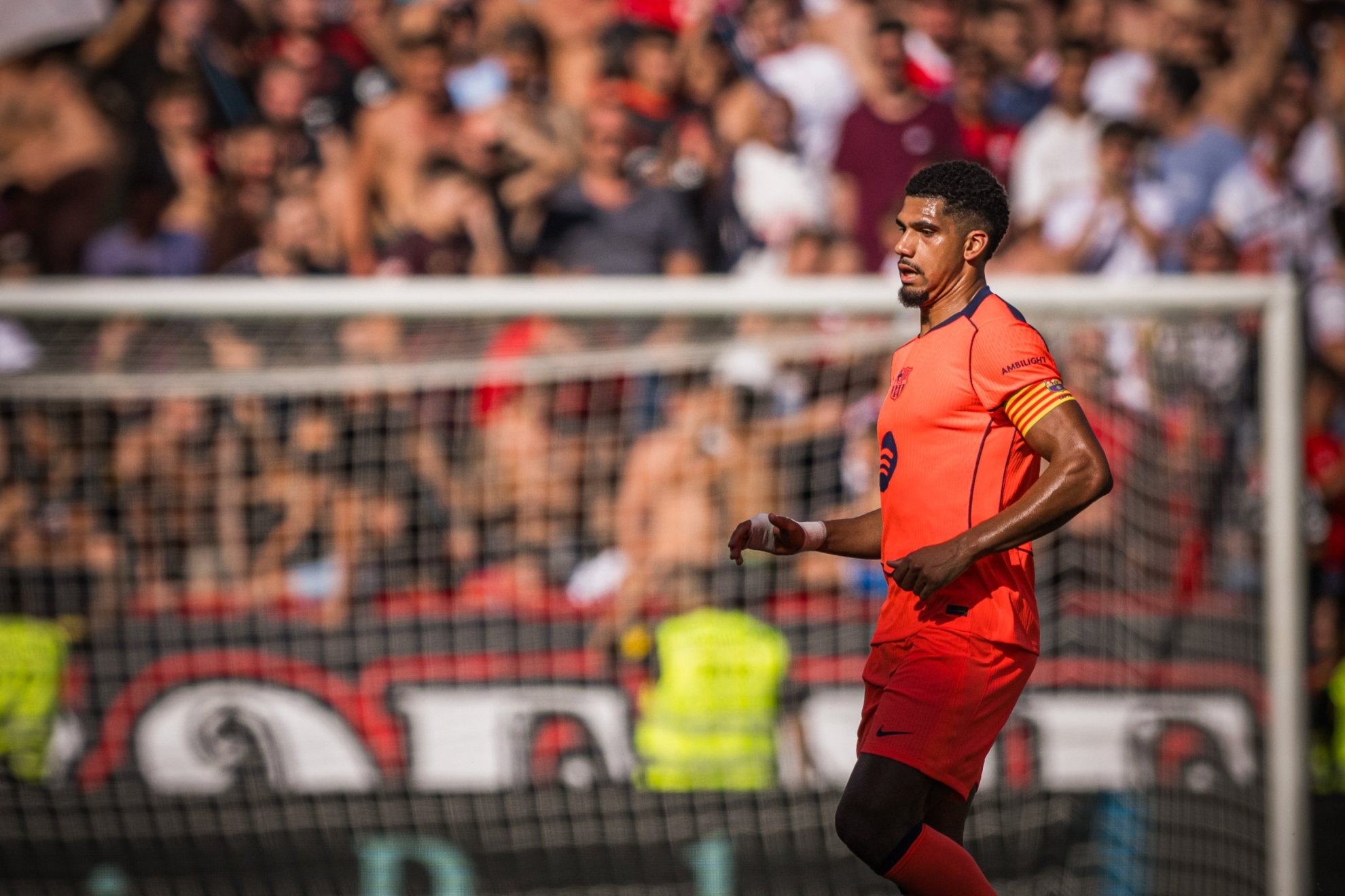 Araujo, durante una acción del partido. FC Barcelona