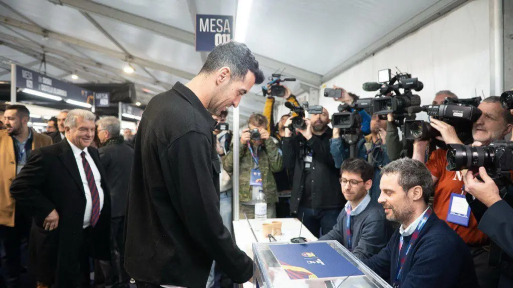 Sergio Busquets votando.