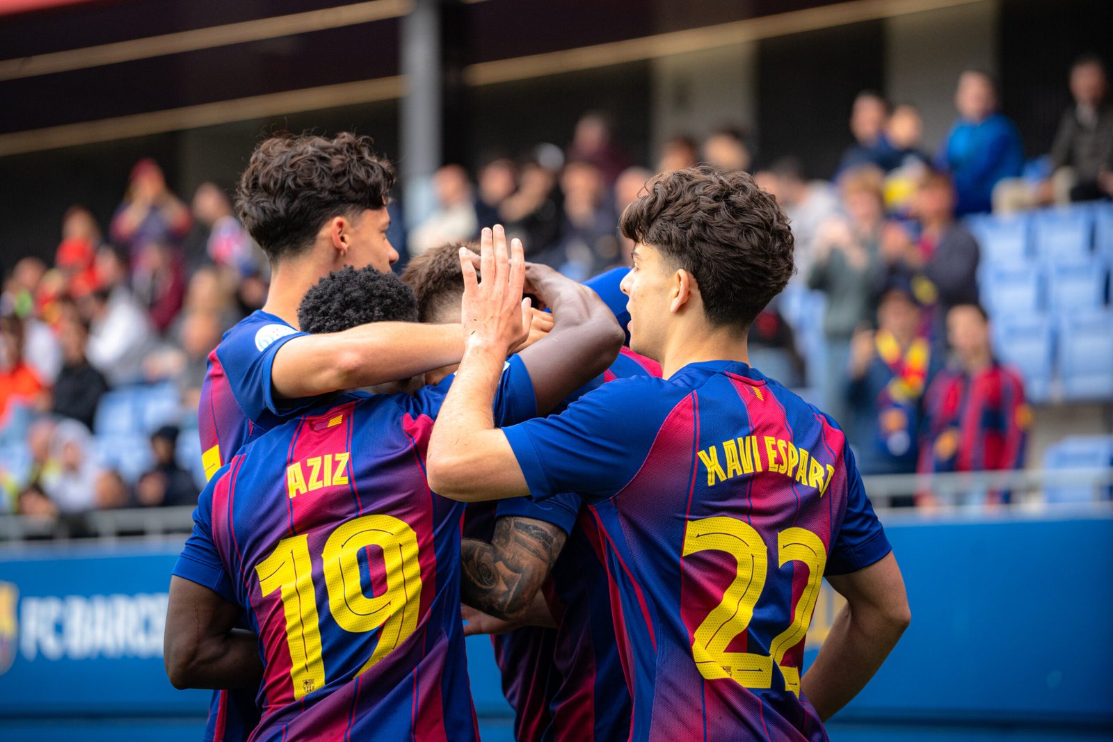 Los culers celebran la victoria en el derbi. / socblaugrana, @FOTO.MONJO
