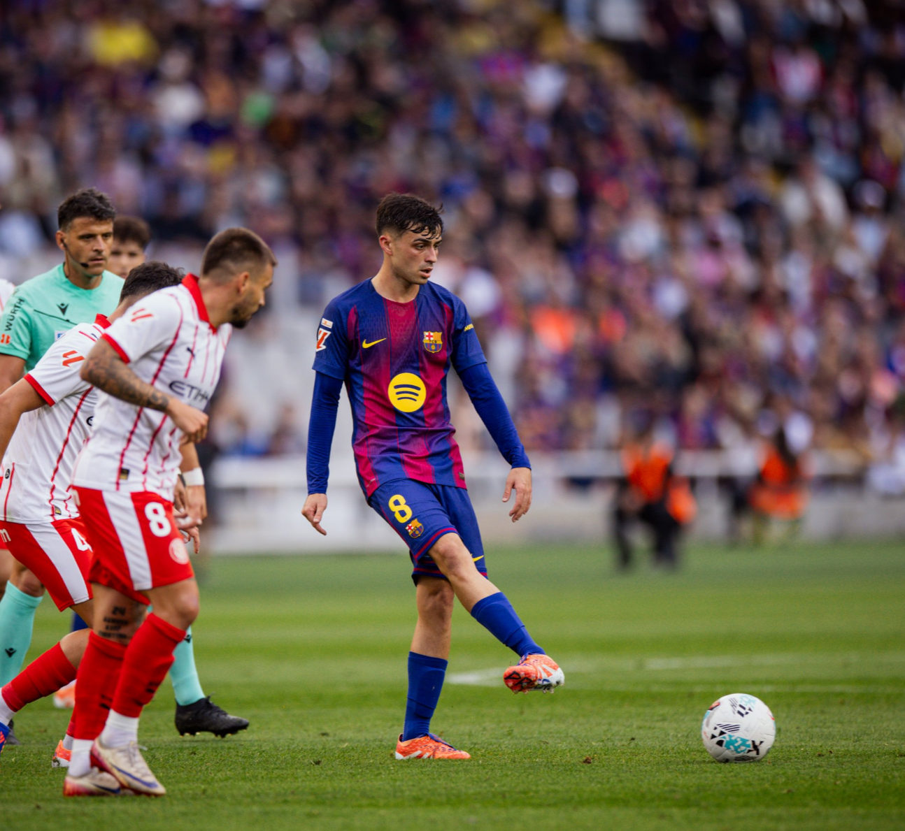 Pedri dando un pase contra el Girona.