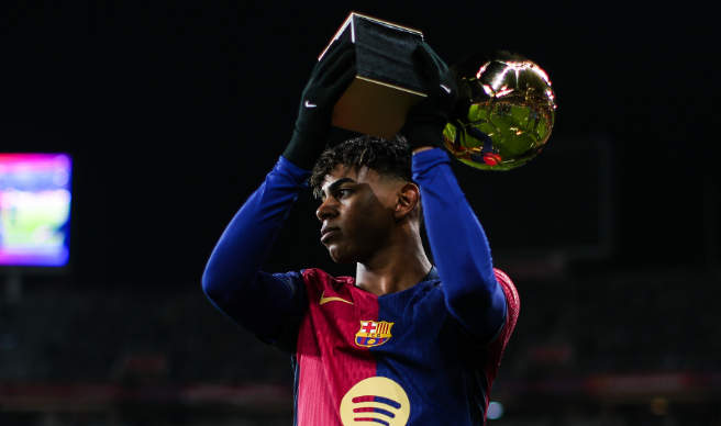 Lamine Yamal levantando el Golden Boy