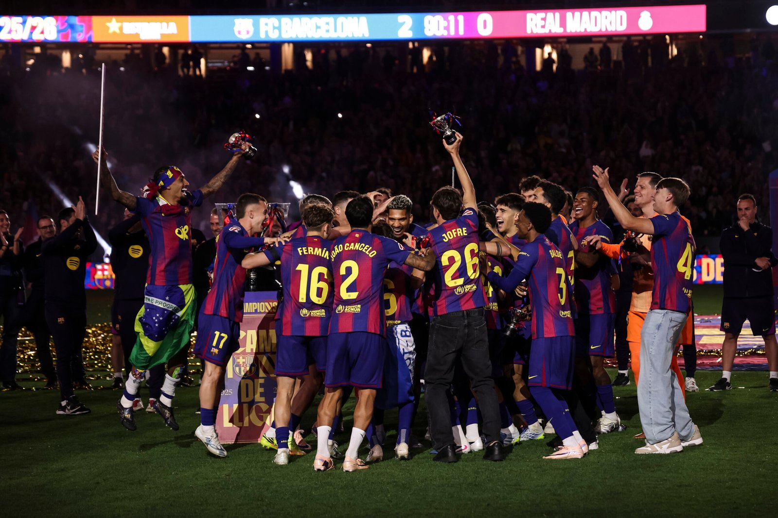 El equipo celebrando el título.