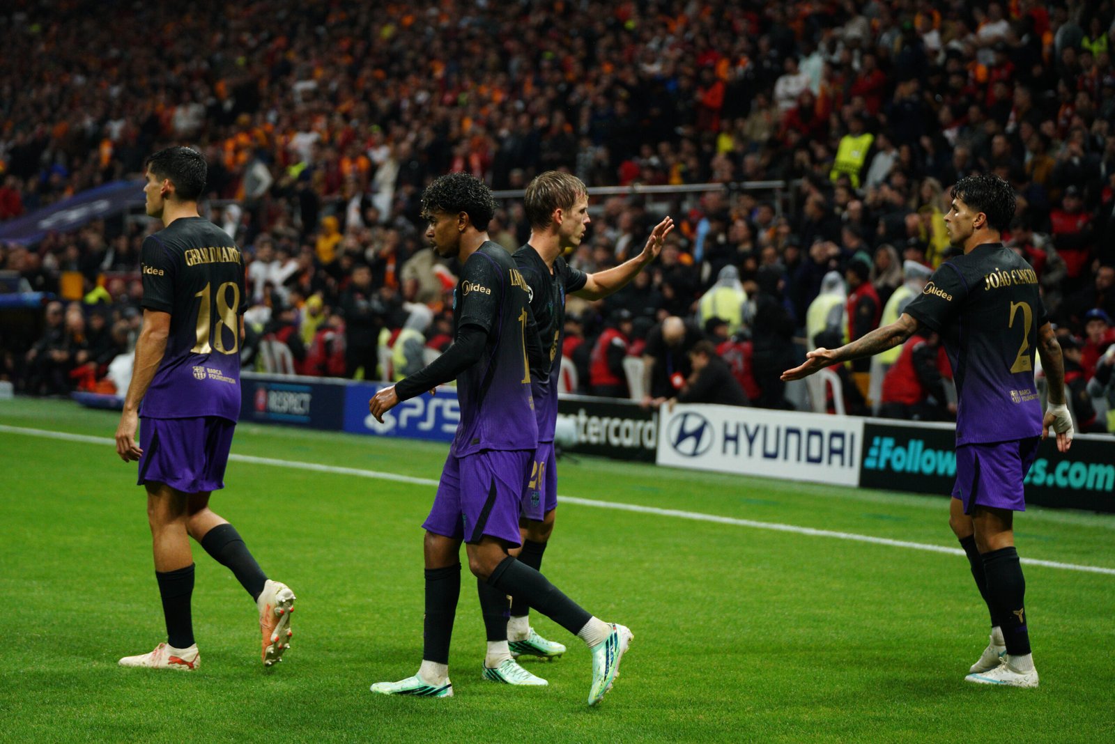 La celebración del gol de Cancelo.