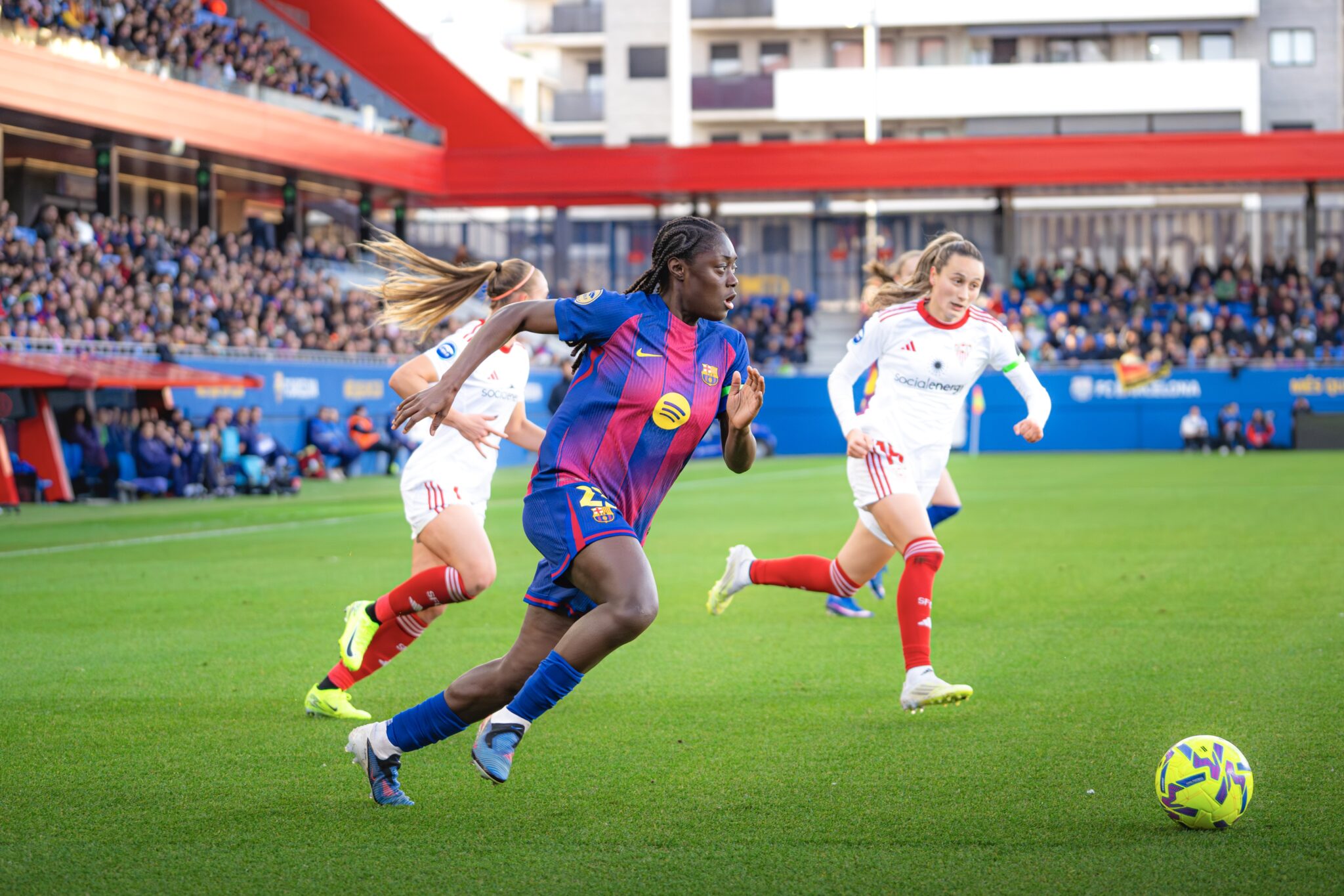 Aïcha Camara jugadora del FC Barcelona Femenino avanza con el balón durante una acción del partido.