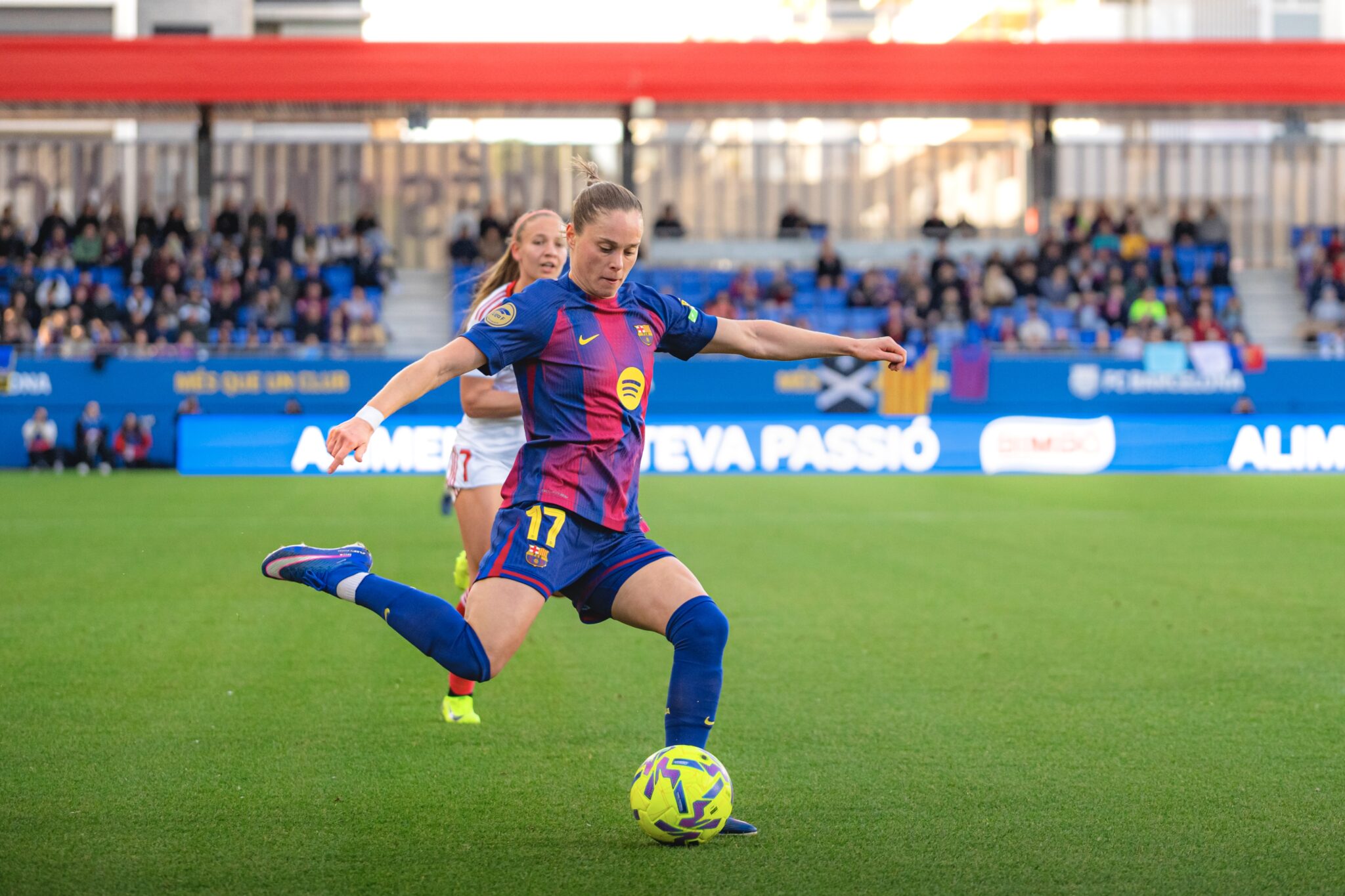 Ewa Pajor jugadora del FC Barcelona Femenino realiza un centro a portería durante el partido.