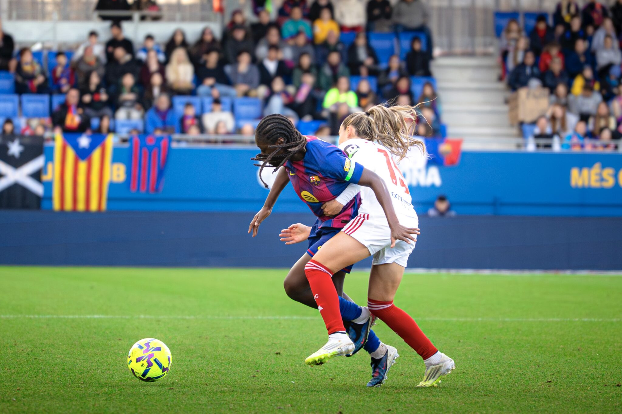 Aïcha Camara jugadora del FC Barcelona Femenino disputa el balón con una rival del Sevilla FC Femenino durante el partido.