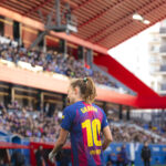 Graham Hansen jugadora del FC Barcelona Femenino de espaldas observa el desarrollo del partido desde el terreno de juego.