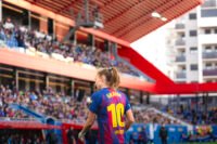 Graham Hansen jugadora del FC Barcelona Femenino de espaldas observa el desarrollo del partido desde el terreno de juego.