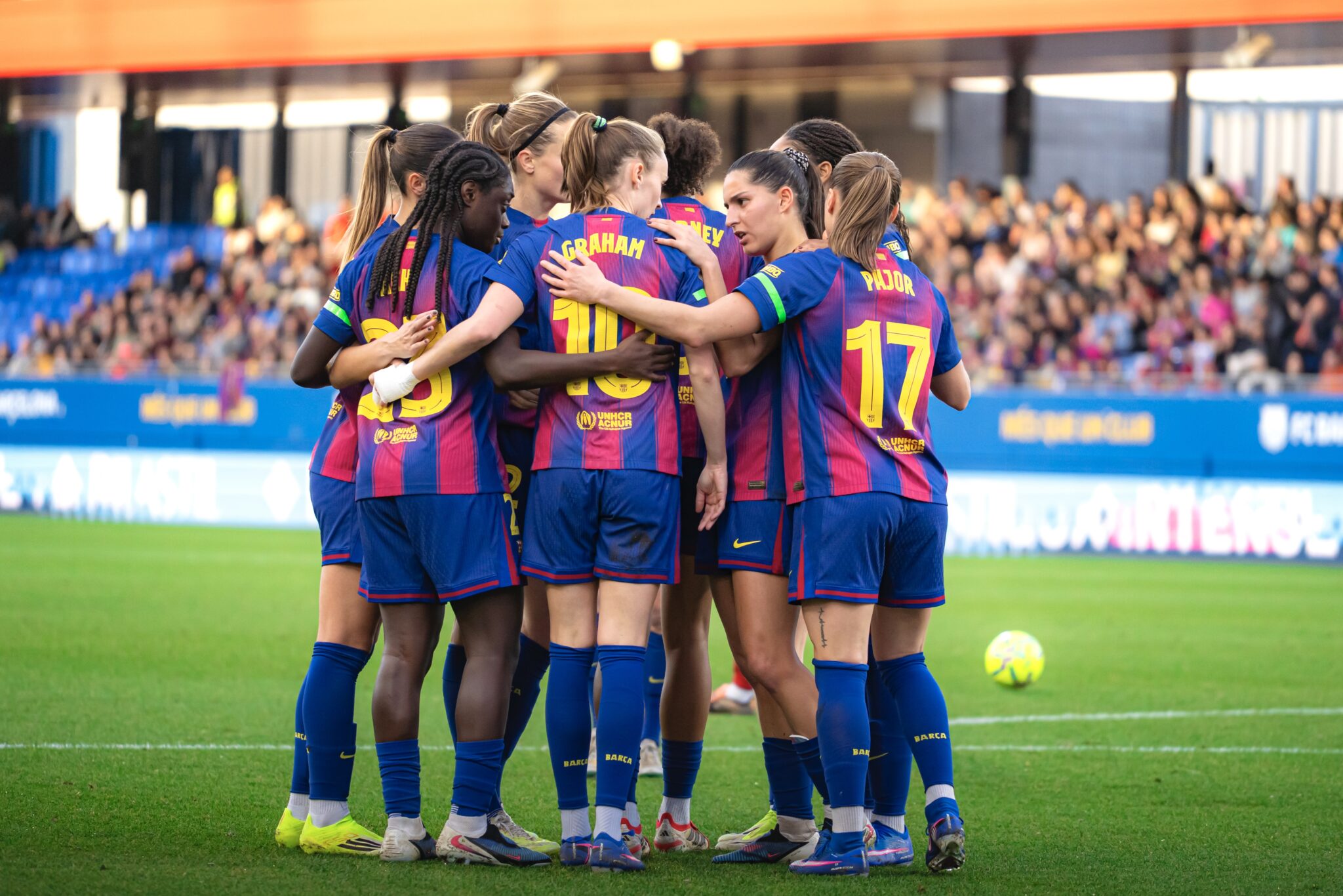 Las jugadoras del FC Barcelona Femenino se agrupan para celebrar un gol durante el partido.
