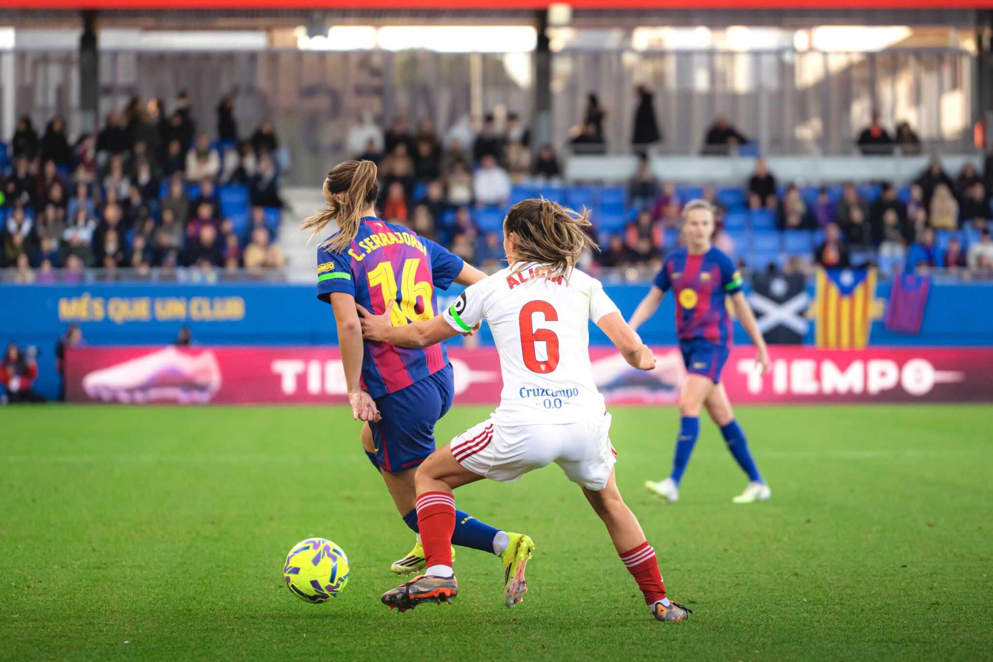 Clara Serrajordi jugadora del FC Barcelona Femenino disputa el balón con una rival del Sevilla FC Femenino durante el partido.