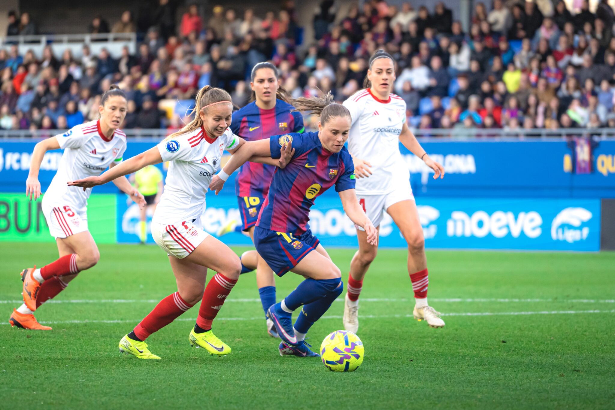 Ewa Pajor jugadora del FC Barcelona Femenino disputa el balón con rivales durante una acción del partido.