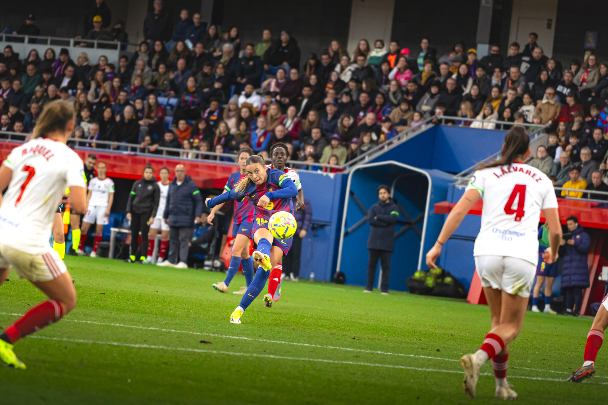 Clara Serrajordi jugadora del FC Barcelona Femenino golpea el balón en carrera durante una jugada ofensiva.
