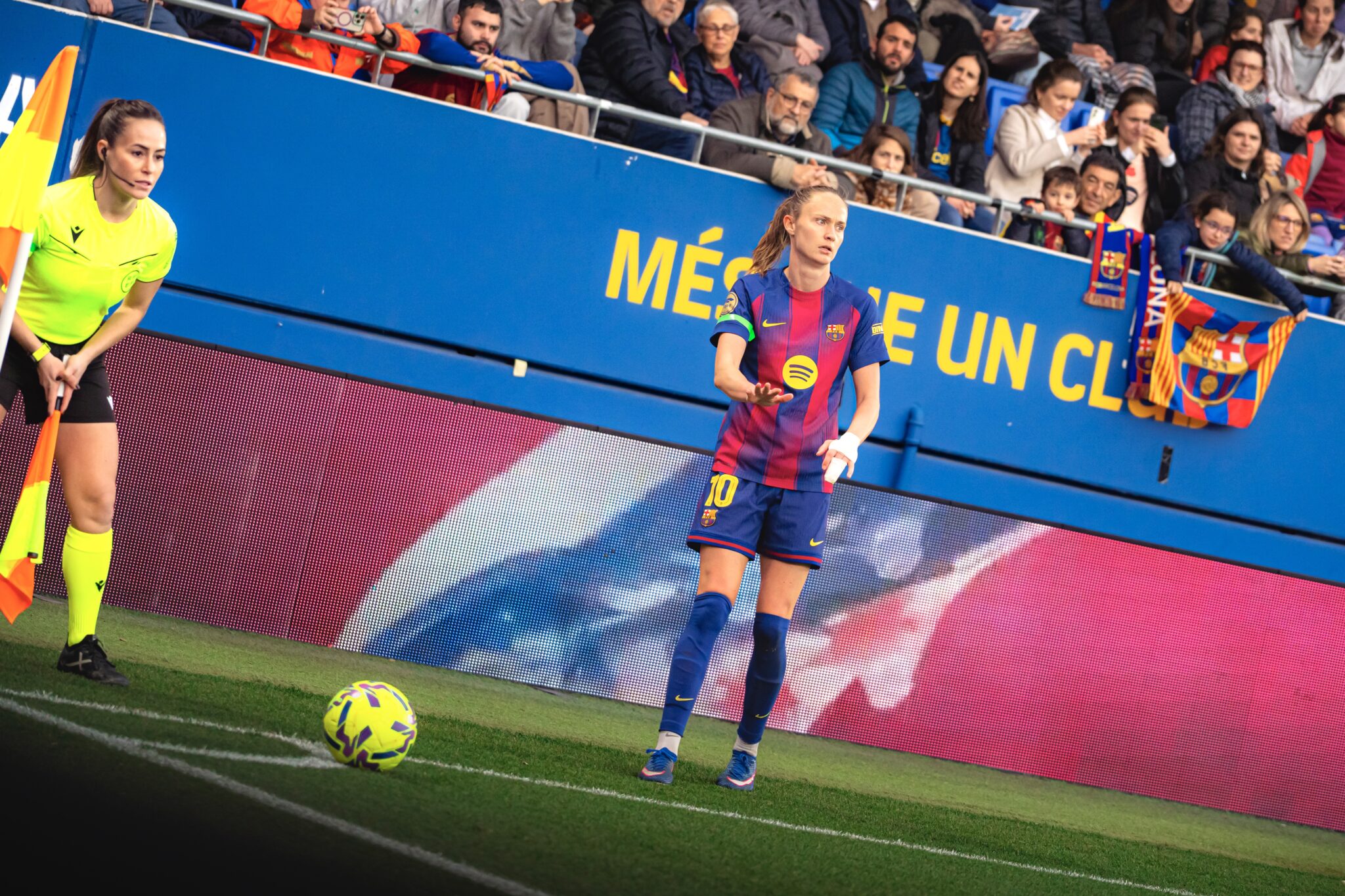 Graham Hansen jugadora del FC Barcelona Femenino se dispone a ejecutar una acción a balón parado durante el partido.