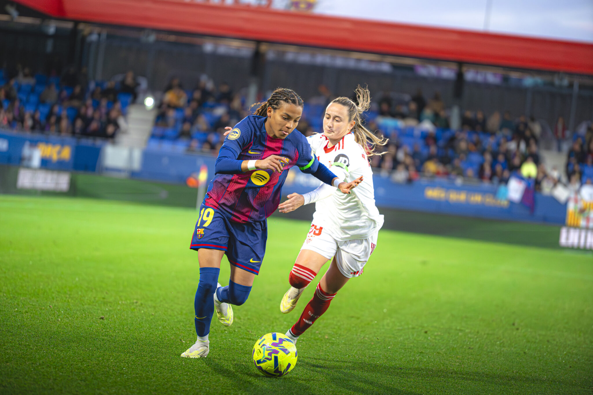 Vicky López jugadora del FC Barcelona Femenino conduce el balón mientras es presionada por una rival.