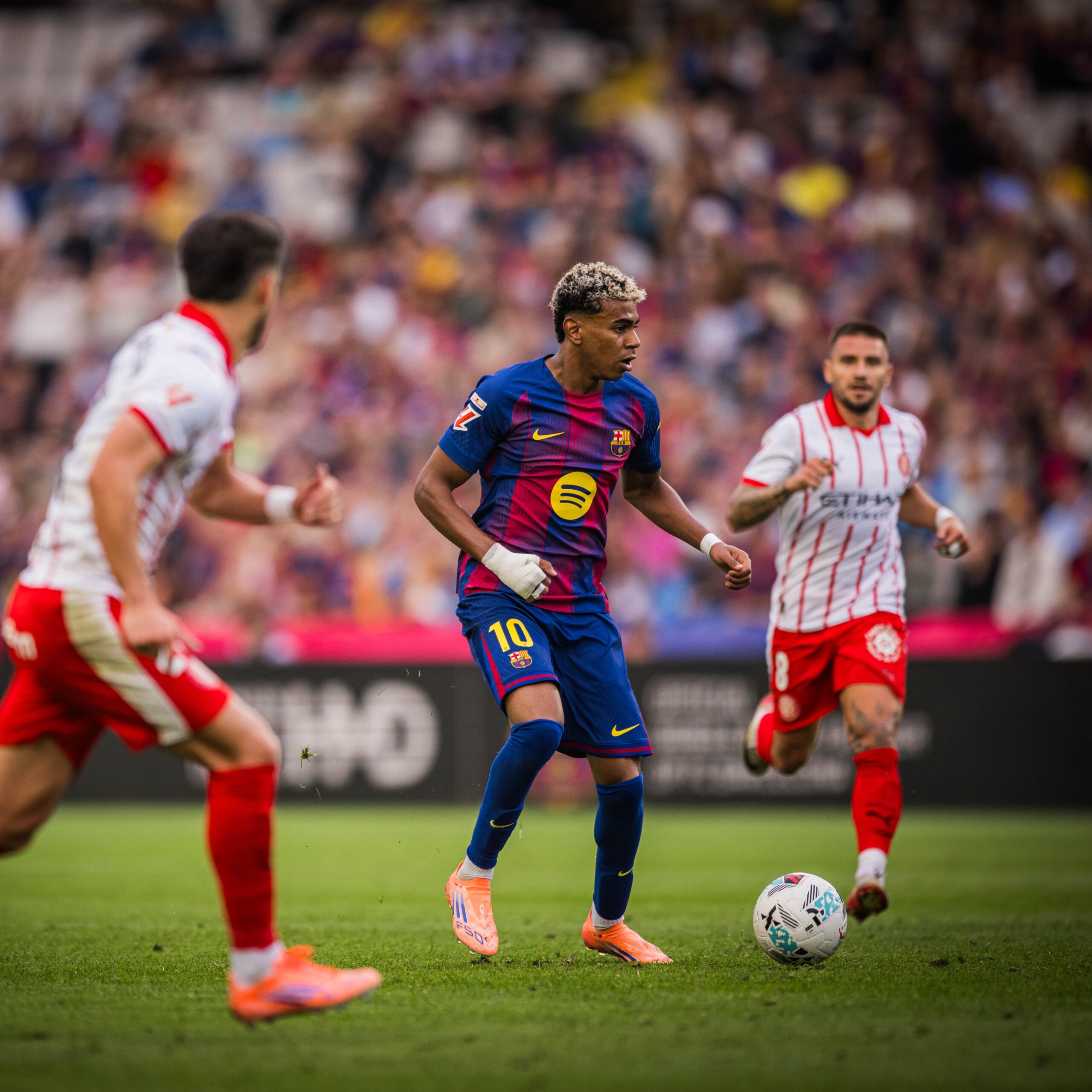 Lamine Yamal rodeado de jugadores del Girona.