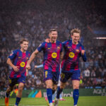 Jugadores del Barça celebran un gol bajo la lluvia en Balaídos