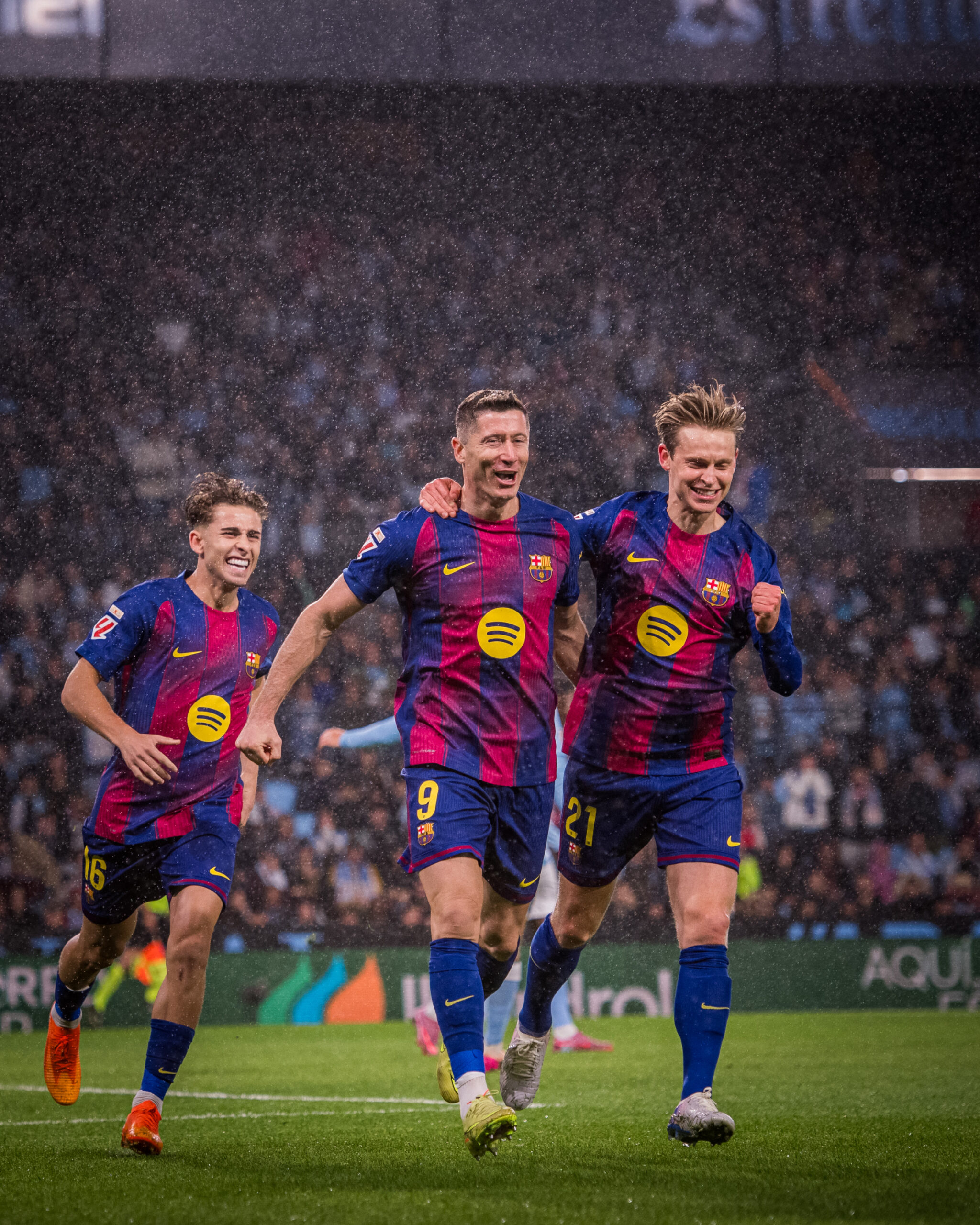 Jugadores del Barça celebran un gol bajo la lluvia en Balaídos