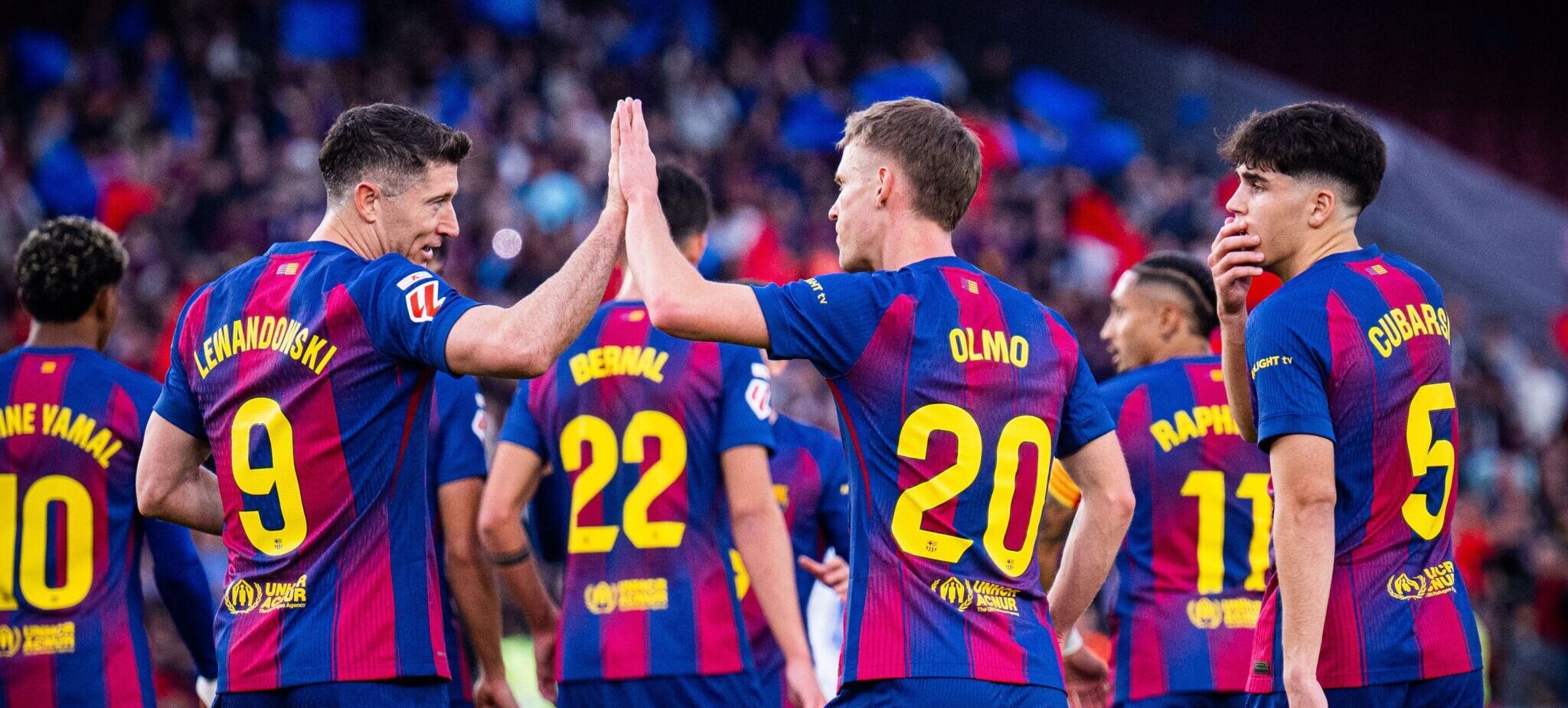 Olmo y Lewandowski celebrando un gol