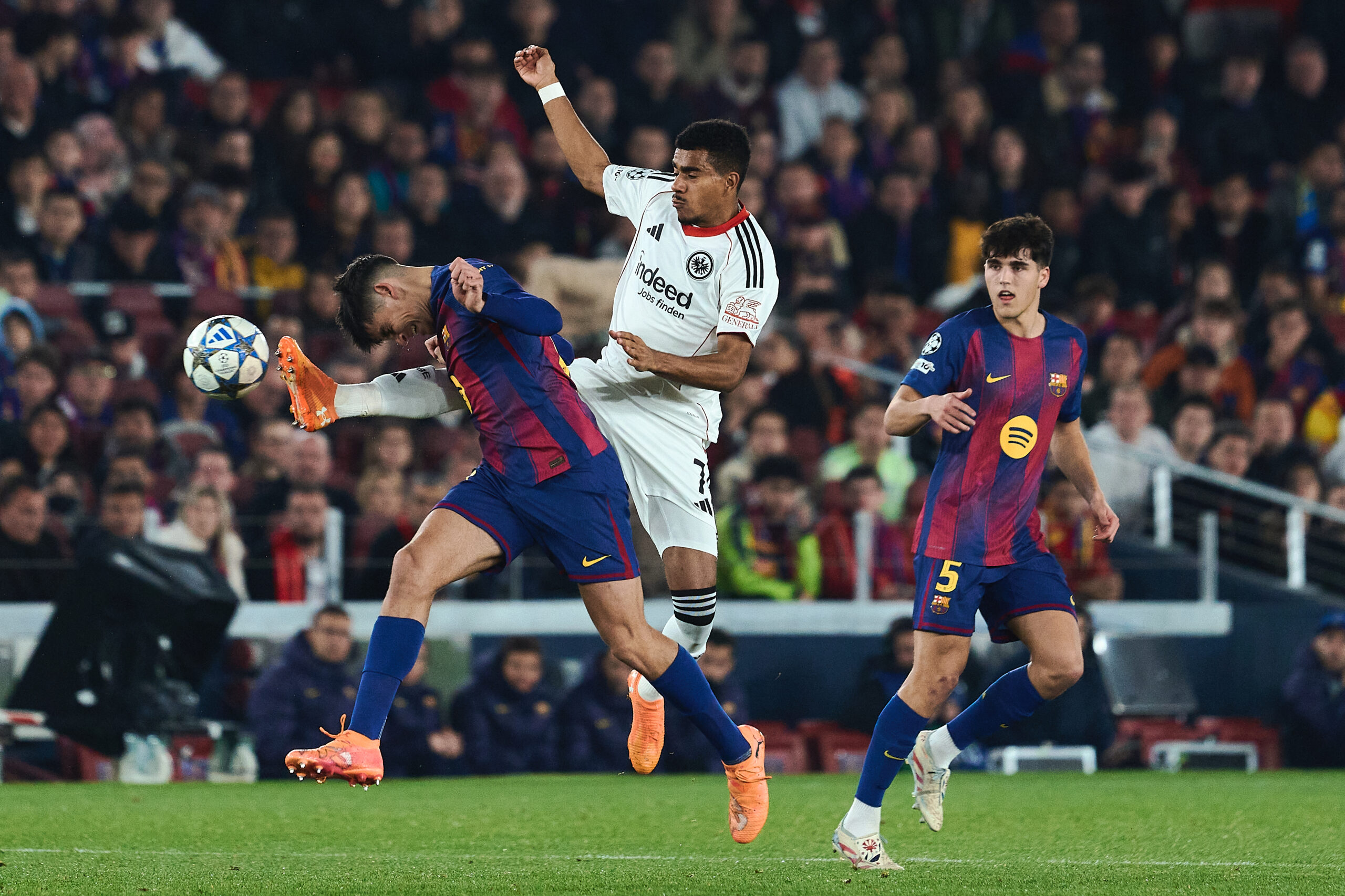 Knauff peleando un balón