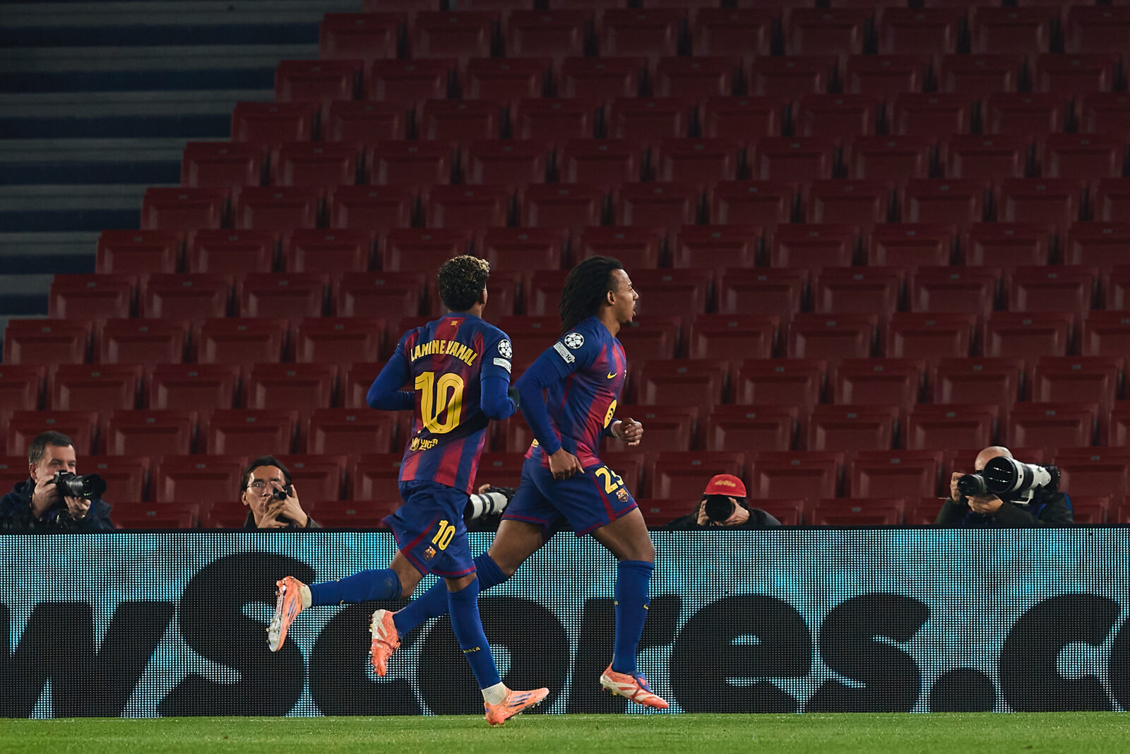 Koundé y Lamine Yamal celebrando en el Barça-Eintracht de Champions League
