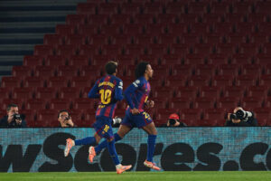 Koundé y Lamine Yamal celebrando en el Barça-Eintracht de Champions League