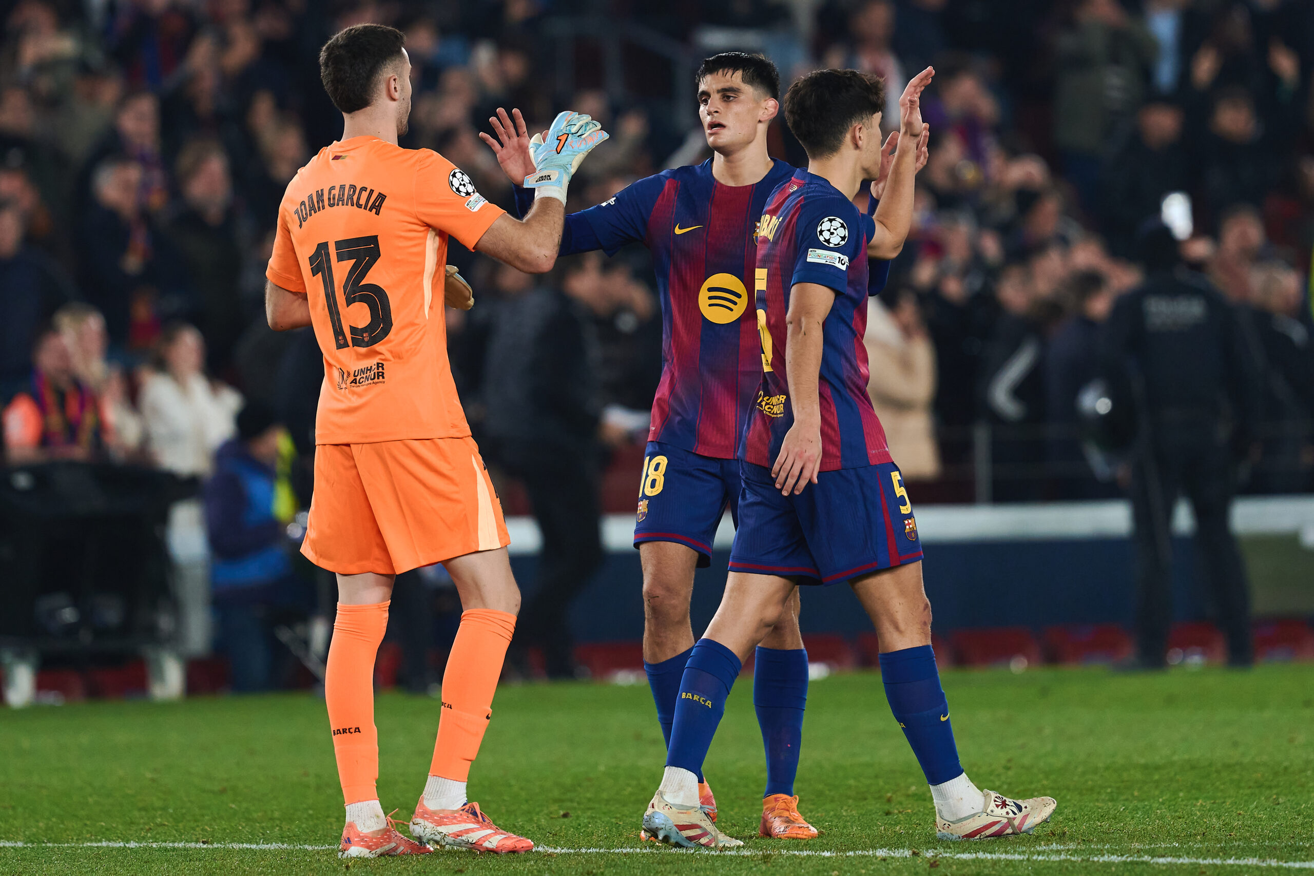 Joan García, Gerard Martín y Pau Cubarsí en el Camp Nou