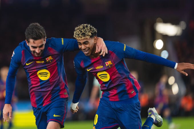 Lamine Yamal y Ferrán Torres celebrando un gol