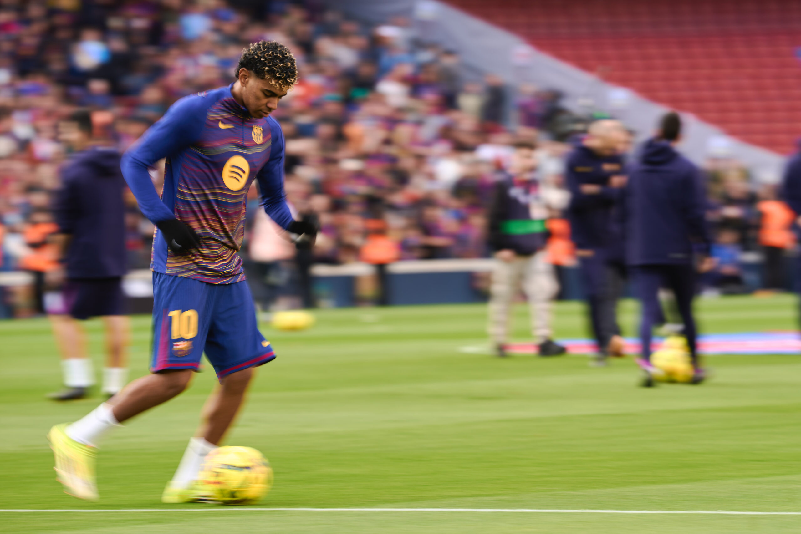 Lamine Yamal calentando ante el Oviedo.Fuente: SocBlaugrana / @gerardfrancophoto